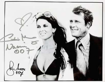James Bond 007: the Spy Who Loved Me | James Bond 007: The Spy Who Loved Me - Double signed by Roger Moore (+) and Caroline Munro (Naomi) with holographic COA | Catawiki