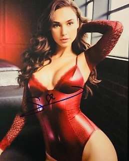 Wonder Woman | Wonder Woman - Gal Gadot - Autograph, Photography Signed with Coa | Catawiki