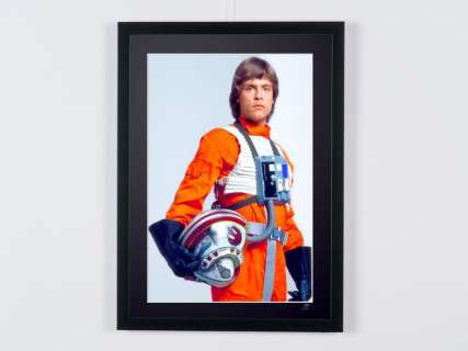 Star Wars - Mark Hamill (As Luke Skywalker) - Promo Shot | Star Wars - Mark Hamill (as Luke Skywalker) - Promo shot - Fine Art Photography - Luxury Wooden Framed 70X50 cm - Limited Edition Nr 02 of 30 - Serial ID 60015 - Original Certificate (COA), Hologram Logo Editor and QR Code | Catawiki