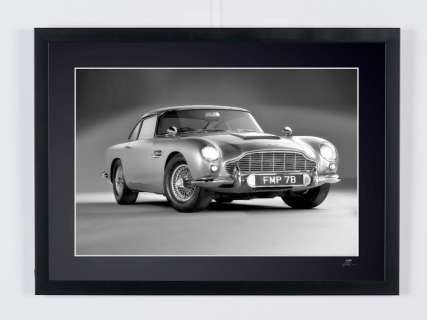Aston Martin Db5 & James Bond, James Bond 007: Goldfinger | James Bond 007: Goldfinger, Aston Martin DB5 & James Bond - Fine Art Photography - Luxury Wooden Framed 70X50 cm - Limited Edition Nr 08 of 30 - Serial ID 20058 - - Original Certificate (COA), Hologram Logo Editor and QR Code | Catawiki