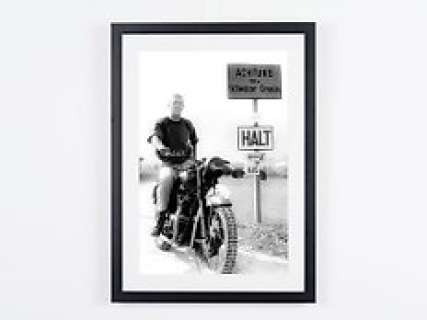 The Great Escape (1963) - Steve McQueen on Bike (On Set) | The Great Escape (1963) - Steve McQueen on bike (On Set) - Fine Art Photography - Luxury Wooden Framed 70X50 cm - Limited Edition Nr 02 of 50 - Serial ID 20206 | Catawiki