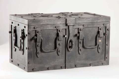 Lot 869 - Stagecoach bank box from 3:10 to Yuma