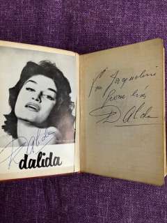 Livre dedicasses - Jacques Brel -George Brassens - Alain Delon - 2x Dalida - Leslie Caron - Yoko Tani - Michele Morgan - 1960-1970 | Catawiki