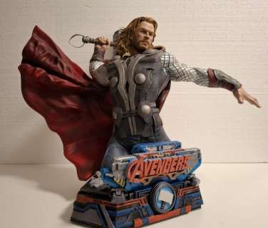 Avengers - Detailed figurine/Bust of Thor (Chris Hemsworth), holding Mjolnir - Handpainted | Catawiki