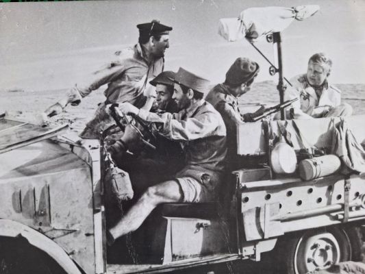 TF1 Photo - Lino Ventura, Charles Aznavour & Hardy Krüger, Taxi for Tobruk (French: Un taxi pour Tobrouk) 1961 | Catawiki