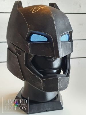 Batman - Ben Affleck signed 1:1 Armored Batman mask replica | Catawiki