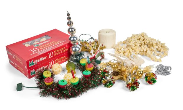 Paul Reubens | Lot 98 - “Pee-wee’s Playhouse Christmas Special” Set Decorations | Julien’s