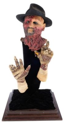 DARKMAN (1990) - Lot #626 : Darkman‘s (Liam Neeson) Hat and Prosthetic Cowl with Hands on Display
