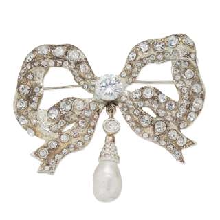 Imelda Staunton (as the Queen): A replica of the ’Kensington Bow Brooch’ Season 6, Episode 9, ’Ipatiev House’ | Bonhams