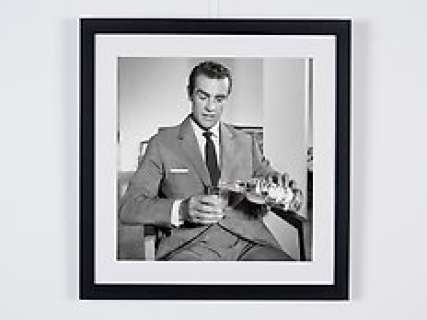 Sean Connery (James Bond) - Shoot For Smirnoff Vodka | Sean Connery (James Bond) - Shoot for Smirnoff Vodka - Fine Art Photography - Luxury Wooden Framed 50X50 cm - Limited Edition Nr 02 of 50 - Serial ID 17043 - Original Certificate (COA), Hologram Logo Editor and QR Code | Catawiki