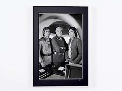 Battlestar Galactica (1978) - Richard Hatch, Dirk Benedict, Lorne Greene. | Battlestar Galactica (1978) - Richard Hatch, Dirk Benedict, Lorne Greene. - Fine Art Photography - Luxury Wooden Framed 70X50 cm - Limited Edition Nr 01 of 30 - Serial ID 16927 - Original Certificate (COA), Hologram Logo Editor and QR Code | Catawiki