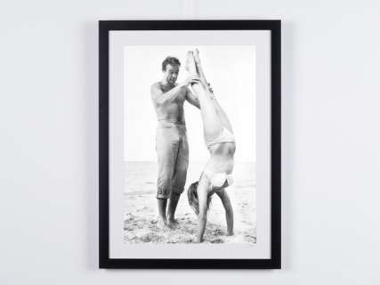 James Bond 007: Dr. No, Sean Connery (James Bond) and Ursula Andress (Honey Ryder) on set - Fine Art Photography - Luxury Wooden Framed 70X50 cm - Limited Edition Nr 03 of 20 - Serial ID 15728 - Original Certificate (COA), Hologram Logo Editor and… | Catawiki