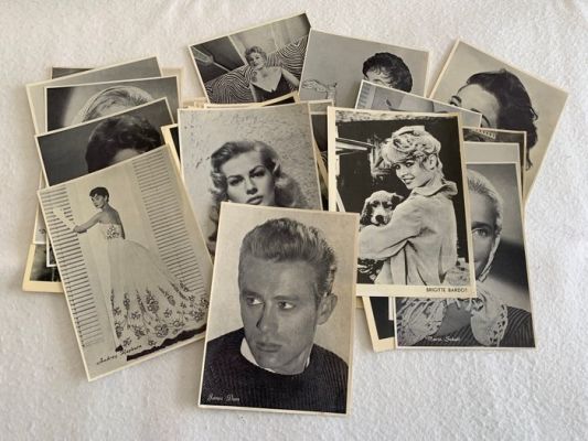 Marilyn Monroe,Audrey Hepburn… - Selection of 66 portrait of movie stars | Catawiki