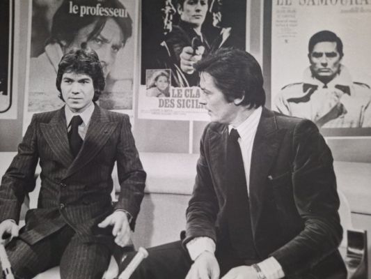 J.Andanson-Sygma - Alain Delon & Daniel Guichard in Paris, 1977 | Catawiki