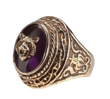 PIRATES OF THE CARIBBEAN: THE CURSE OF THE BLACK PEARL (2003) - Lot #297 : Captain Hector Barbossa‘s (Geoffrey Rush) Screen-Matched Ring