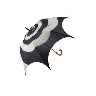 BATMAN RETURNS (1992) - Lot #57 : The Penguin‘s (Danny DeVito) Black-and-White Swirl Umbrella