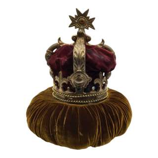 Heels Tom Spade David James Elliott Production Used Crown And Pillow Ss 2 | VIP Fan Auctions