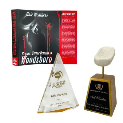 Scream VI Gale Weathers (Courteney Cox) Production Used Journalist Of The Year Award, International Journalist Award & Terror Returns To Woodsboro Book Cover | VIP Fan Auctions