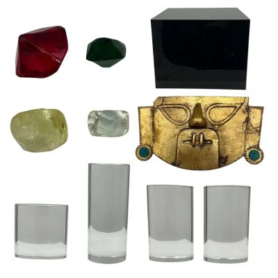 Lot 154: Play Dirty UN Press Conference Screen Use Face Statue, Base, 4 Crystal Cylinder & 4 Jewels | VIP Fan Auctions