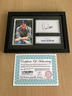 Magnum P.I. - Classic TV | Magnum P.I. - Classic TV - Signed by Tom Selleck (Thomas Magnum) - with COA - Display | Catawiki