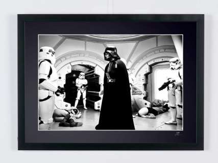 Star Wars - a New Hope" 1977 - Darth Vader (David Prowse) on Set | Star Wars - A New Hope" 1977 - Darth Vader (David Prowse) On Set - Fine Art Photography - Luxury Wooden Framed 70X50 cm - Limited Edition Nr 02 of 30 - Serial ID 60009 - - Original Certificate (COA), Hologram Logo Editor and QR Code | Catawiki