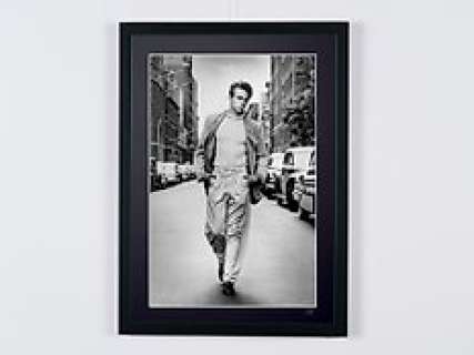 James Dean in Time Square 1954 | James Dean in Time Square 1954 - Wooden Framed 70X50 cm - Limited Edition Nr 02 of 20 - Serial ID 30617 - Original Certificate (COA), Hologram Logo Editor and QR Code | Catawiki