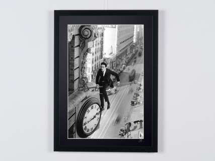 ’Safety Last’ 1923 - Harold Lloyd | ’Safety Last’ 1923 - Harold Lloyd - Fine Art Photography - Luxury Wooden Framed 70X50 cm - Limited Edition Nr 03 of 30 - Serial ID 30299 - - Original Certificate (COA), Hologram Logo Editor and QR Code | Catawiki