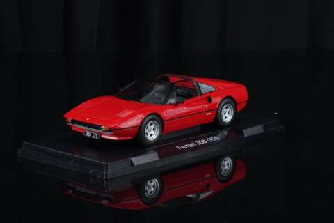 Magnum, P.I. - Classic TV- Ferrari 308 Gts - Scale 1/18 | Magnum, P.I. - Classic TV- Ferrari 308 GTS - Scale 1/18 - 100% new product on the original box - Diecast metal | Catawiki