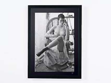 Emmanuelle (1974) - Sylvia Kristel - Erotic Icon | Emmanuelle (1974) - Sylvia Kristel - Erotic Icon - Fine Art Photography - Luxury Wooden Framed 70X50 cm - Limited Edition Nr 01 of 30 - Serial ID 16923 - Original Certificate (COA), Hologram Logo Editor and QR Code | Catawiki