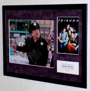 Friends - Danny DeVito (The Stripper) Premium Framed, signed + Certificate of Authenticity | Catawiki
