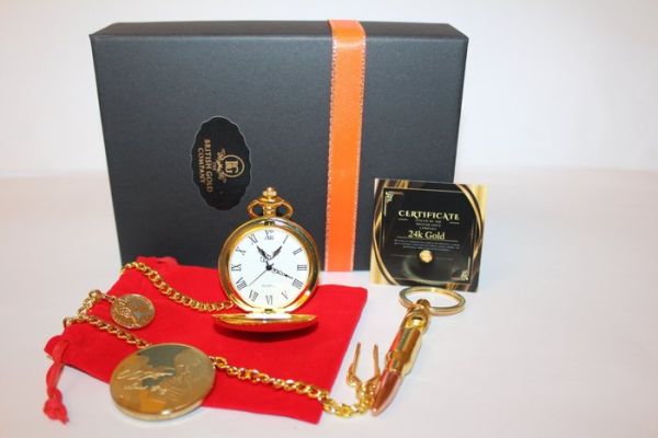James Bond, 007 - 24K Gold Plated Pocket Watch & Bullet Keyring Bottle Opener & 24K Gold Plated Collector Coin - | Catawiki
