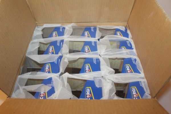 James Bond, Trade Pack of 12 Aston Martin DB5’s & Badges- Rare Find - 94060 - Sean Connery - Corgi Toys | Catawiki