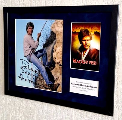 MacGyver - Richard Dean Anderson (MacGyver) Premium Framed, signed, COA & Photo signing session | Catawiki