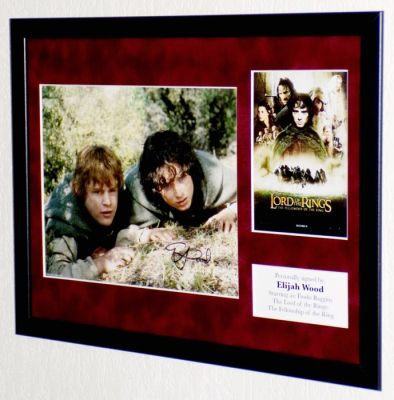 Lord of the Rings - Elijah Wood (Frodo Baggins) Premium Framed, signed + COA | Catawiki