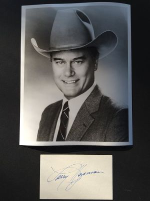 Dallas - Larry Hagman - Photo with Signed card, with Letter of Authenticity - Ideal for framing | Catawiki