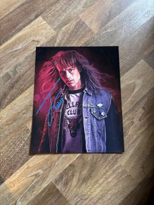 Stranger Things - Signed by Joseph Quinn (Eddie) | Catawiki