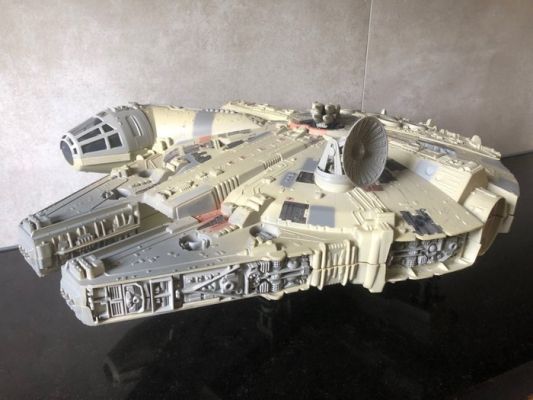 Hasbro - Toy spaceship Millennium Falcon - 1990-2000 | Catawiki