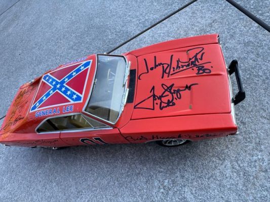 The Dukes of Hazzard - "General Lee" 1969 Dodge Charger model (1:18) – signed by 8, with COA | Catawiki