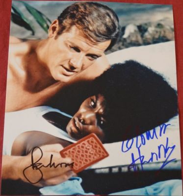 James Bond 007: Live And Let Die - Roger Moore (+) is James Bond 007 & Gloria Hendry as Rosie Carver - autopgraph, photo, signed with Certified Genuine b´bc holographic COA | Catawiki