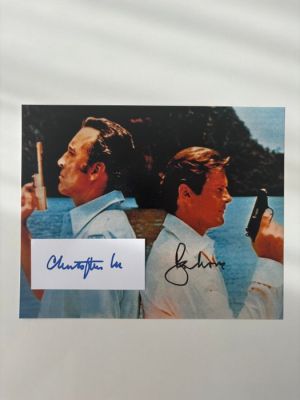 James Bond 007: The Man with the Golden Gun, Double signed Cristopher Lee (+) as "Scaramanga" and Roger Moore (+) as "James Bond" | Catawiki