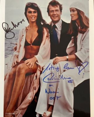 Roger Moore and Caroline Munro - The Spy Who Loved Me - Doubled signed by Roger Moore and Caroline Munro - With COA | Catawiki