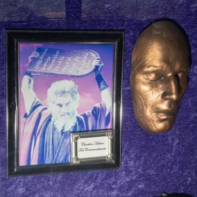 Lot 1097 - Charlton Heston Life Mask for The Ten Commandments | misc / divers