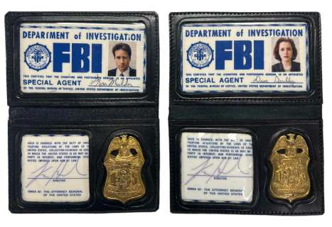 Lot 233 - The X-Files (1993-) - Fox Mulder‘s (David Duchovny) and Dana Scully‘s (Gillian Anderson) FBI Badges