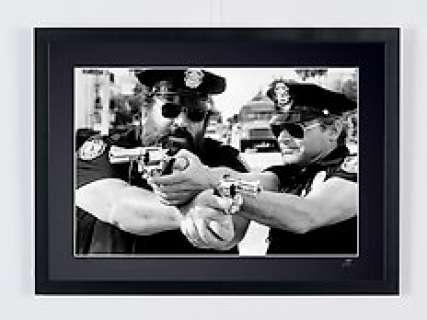 Miami Supercops 1985 - Bud Spencer & Terence Hill | Miami Supercops 1985 - Bud Spencer & Terence Hill - Fine Art Photography - Luxury Wooden Framed 70X50 cm - Limited Edition Nr 01 of 30 - Serial ID 20197 - - Original Certificate (COA), Hologram Logo Editor and QR Code | Catawiki