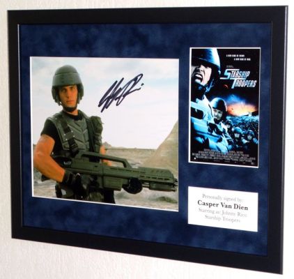 Starship troopers - Casper van Dien (Johnny Rico) Premium Framed, signed, + COA & Photo signing session | Catawiki
