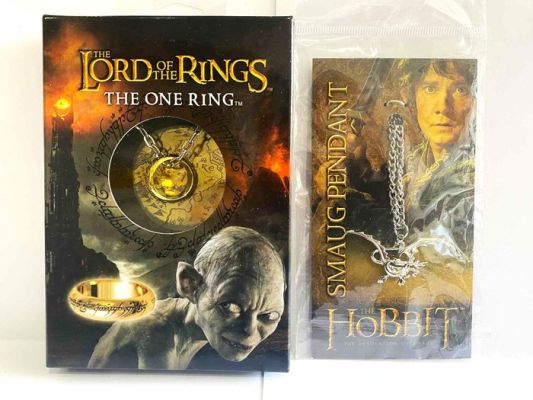 Lord of the Rings, The Hobbit, - "The One Ring" (Edição banhada a ouro); Colar Pingente Smaug (O design do dragão). | Catawiki