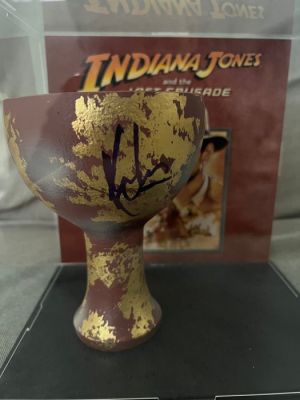 Indiana Jones and the Last Crusade - Holy Grail Replica Prop - Signed by Harrison Ford, with Beckett BAS and LOA - in vinyl display | Catawiki
