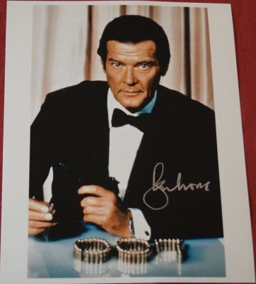 James Bond 007: Octopussy - Roger Moore (+) is James Bond 007 - autopgraph, photo, signed with Certified Genuine b´bc holographic COA | Catawiki