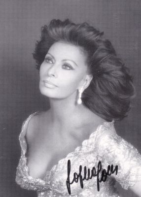 Italian Legend - Sophia Loren - Autograph - Originally Signed Maxi-Photo | Catawiki