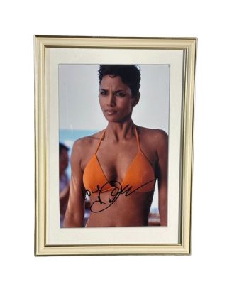 James Bond 007: Die Another Day - Halle Berry as Jinx - Framed | Catawiki
